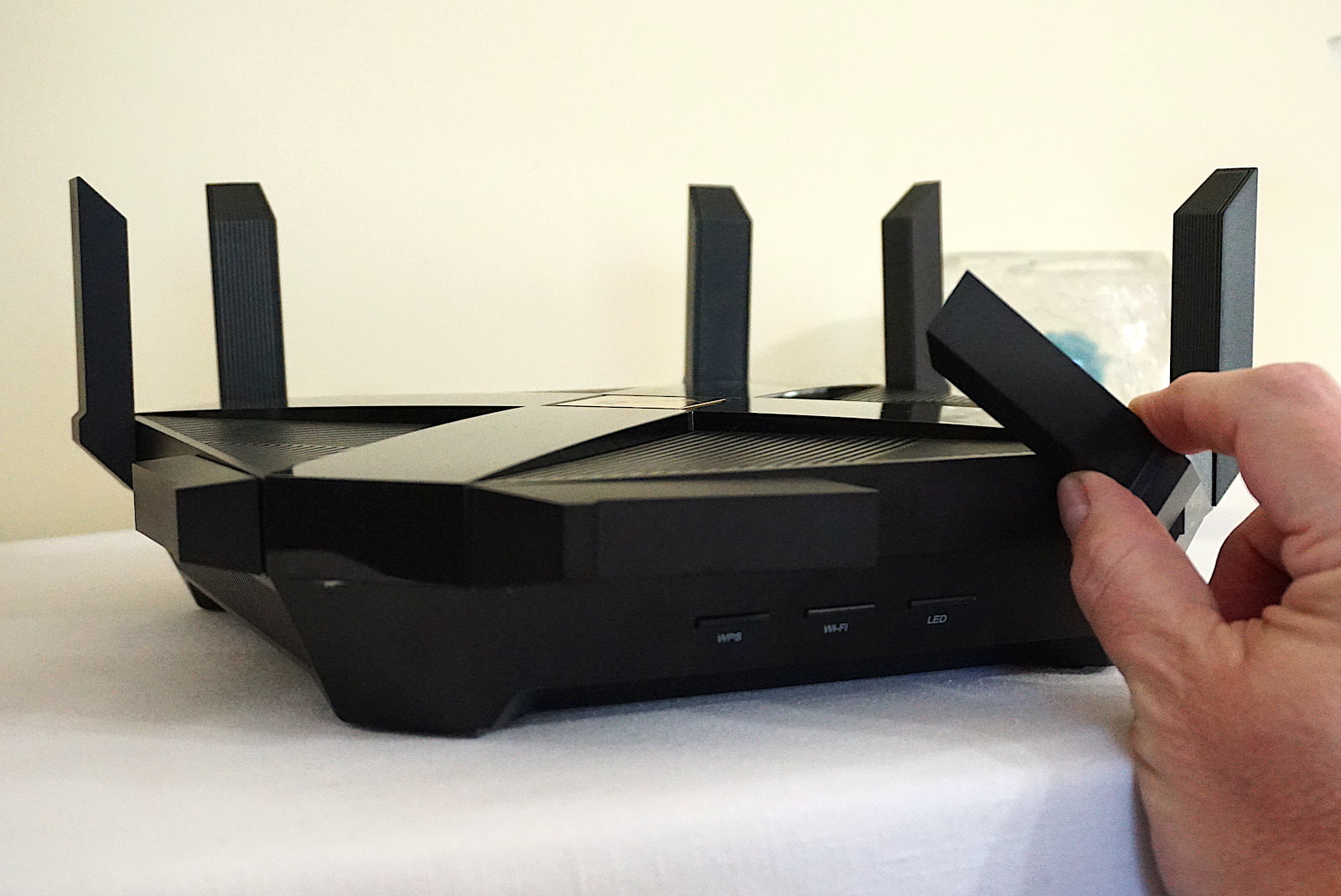 tp-link-archer-ax6000-rotating-antenna
